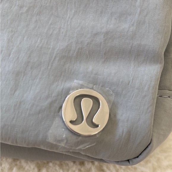 ❤️ Lululemon Extended Strap Everywhere Belt Bag Silver Drop NWT - Picture 4 of 8